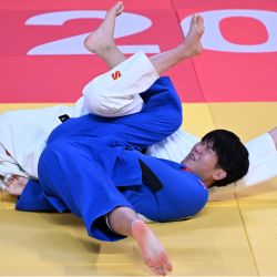 La brasileña Mayra Aguiar (de blanco) y la china Ma Zhenzhao compiten en su combate por la medalla de oro en la categoría femenina de menos de 78 kg durante los Campeonatos Mundiales de Judo 2022 en el Humo Arena de Tashkent. | Foto:KIRILL KUDRYAVTSEV / AFP