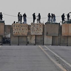 Las fuerzas de seguridad iraquíes bloquean una carretera que conduce a la Zona Verde de Bagdad mientras los legisladores se reúnen para su cuarto intento este año de elegir un nuevo presidente del Estado y romper el estancamiento político que ha provocado una violencia mortal. | Foto:AHMAD AL-RUBAYE / AFP