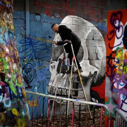 Los artistas callejeros actúan en el marco de la exposición "Peinture Fraiche", en el Hall Debourg de Lyon. | Foto:JEAN-PHILIPPE KSIAZEK / AFP