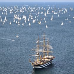 Los barcos pasan por delante del Amerigo Vespucci, un buque escuela de la Marina italiana, durante la 54ª regata Barcolana en el Golfo de Trieste. - Con casi 2.000 embarcaciones, la Barcolana es la regata de vela con más participantes del mundo. El barco Deep Blue ganó la 54ª regata. | Foto:ANDREAS SOLARO / AFP