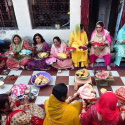 Mujeres casadas hindúes ofrecen oraciones durante las celebraciones con motivo del festival Karva Chauth, en el que las mujeres casadas ayunan todo el día y ofrecen oraciones a la luna por el bienestar, la prosperidad y la longevidad de sus maridos, en Allahabad, India. | Foto:SANJAY KANOJIA / AFP