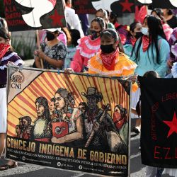 Mujeres indígenas se manifiestan contra una ley que amplía la participación del Ejército en tareas de seguridad en Ciudad de México. | Foto:RODRIGO ARANGUA / AFP