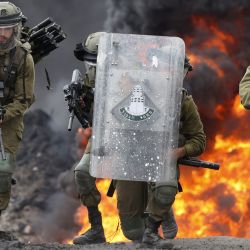 Soldados israelíes se despliegan en medio de enfrentamientos con manifestantes palestinos tras una protesta contra la expropiación de tierras palestinas por parte de Israel en el pueblo de Kfar Qaddum en la Cisjordania ocupada, cerca del asentamiento judío de Kedumim. | Foto:JAAFAR ASHTIYEH / AFP