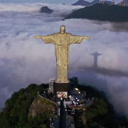 Vista aérea del emblemático Cristo Redentor brasileño, que celebra 91 años desde su construcción en Río de Janeiro. | Foto:CARL DE SOUZA / AFP