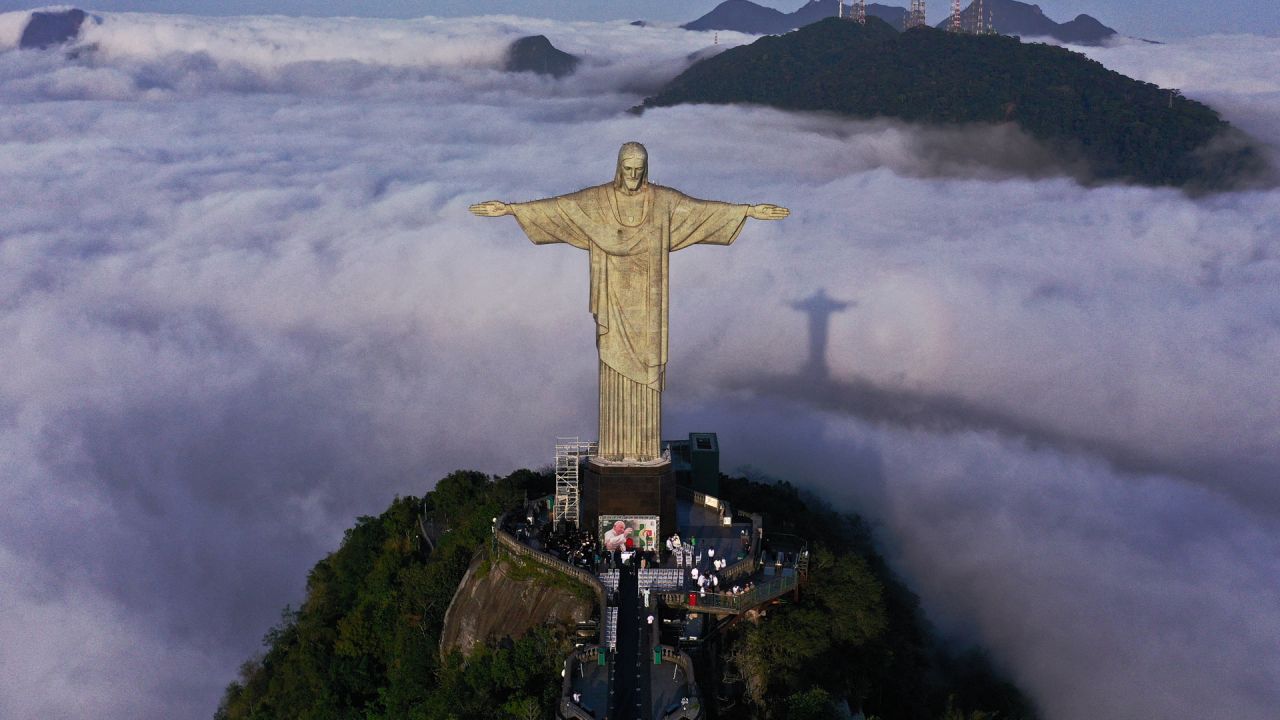 Vista aérea del emblemático Cristo Redentor brasileño, que celebra 91 años desde su construcción en Río de Janeiro. | Foto:CARL DE SOUZA / AFP