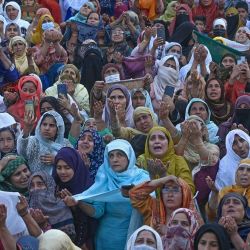Los devotos musulmanes reaccionan mientras un sacerdote muestra una reliquia que se cree que es un pelo de la barba del Profeta Muhammad el último día de Eid Milad-un-Nabi, que marca el aniversario del nacimiento del Profeta, en el Santuario de Hazratbal en Srinagar, India. | Foto:TAUSEEF MUSTAFA / AFP