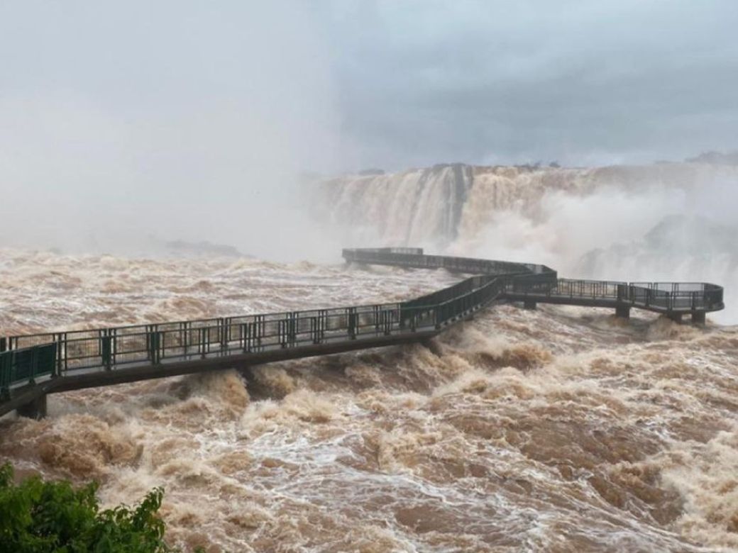 Cataratas del Iguazú: el agua desprendió parte de la pasarela de la Garganta  del Diablo | Perfil