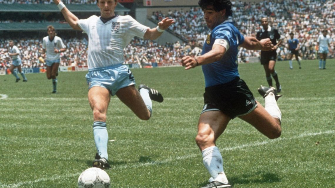  In this file photo taken on June 22, 1986 Argentina's forward Diego Maradona (R) gets ready to cross the ball under pressure from England's defender Gary Stevens during the World Cup quarter-final football match between Argentina and England in Mexico City on June 22, 1986. 