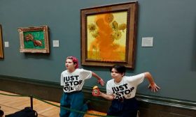 20221014 Activistas manchan con sopa el cuadro "Los Girasoles" de Van Gogh en Londres.