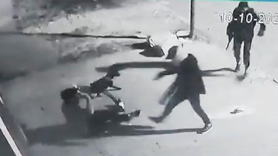 Delincuentes picaneando a una persona 20221014