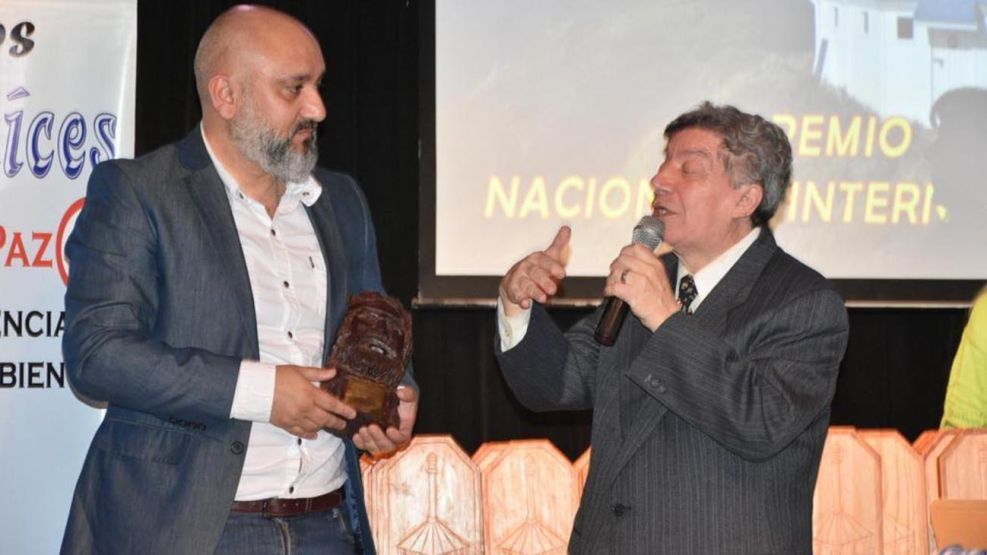 Alejandro Olmos recibió el Premio Raíces 20221014