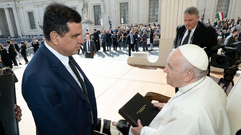 El director ejecutivo de la Agencia Nacional de Discapacidad (ANDIS), Fernando Galarraga, con el Papa Francisco en el Vaticano.