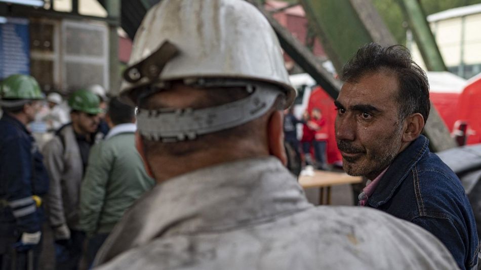 Los rescatistas no pudieron llegar a salvar a sus compañeros en la mina de carbón que explotó en Turquía: cuando llegaron ya habían muerto.