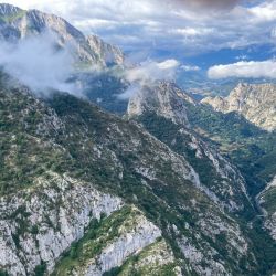 La Senda Mitológica de Peñarrubia, para descubrir a las criaturas del monte Hozarco, termina en un mirador espectacular.