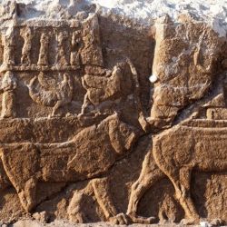 Cada parte de los bajorrelieves representa un rey asirio rezando ante las 7 divinidades más importantes del panteón asirio.