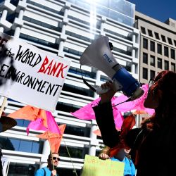 Activistas climáticos protestan frente a la sede del Banco Mundial contra los proyectos de combustibles fósiles durante las reuniones anuales del FMI y el Banco Mundial en Washington, DC. | Foto:OLIVIER DOULIERY / AFP