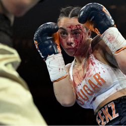 Cherneka Johnson, de Nueva Zelanda, lucha contra Susie Ramadan, de Australia, durante su combate por el título mundial de boxeo del peso supergallo de la FIB, en Melbourne, Australia. | Foto:William West / AFP