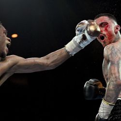 El estadounidense Devin Haney (izq.) y el australiano George Kambosos boxean durante su combate por el título mundial indiscutible de boxeo de peso ligero en Melbourne, Australia. | Foto:William West / AFP