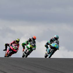 Los pilotos de Moto3 toman el circuito durante la sesión de clasificación de Moto3 en Phillip Island, antes del Gran Premio de Australia de MotoGP. | Foto:Paul Crock / AFP