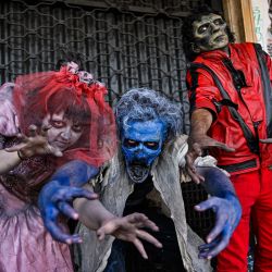 Personas disfrazadas participan en el tradicional Zombie Parade celebrado antes de Halloween, en Santiago Chile. | Foto:MARTIN BERNETTI / AFP