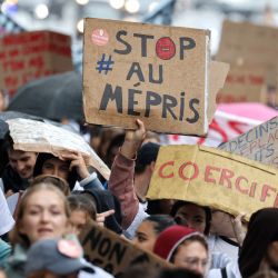 Un médico en prácticas sostiene una pancarta en la que se lee "Stop al desprecio" durante una concentración cerca del Ministerio de Sanidad francés en París, mientras sus sindicatos convocan una huelga para protestar contra la ampliación de sus estudios en un año en zonas que sufren la falta de personal médico. | Foto:Ludovic Marin / AFP