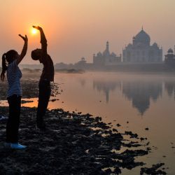 Unos niños hacen ejercicio a orillas del río Yamuna, cerca del Taj Mahal en Agra, al amanecer. | Foto:PAWAN SHARMA / AFP