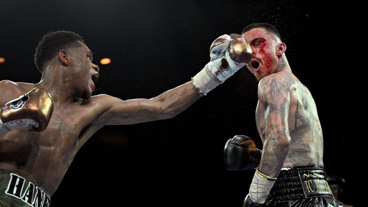 El estadounidense Devin Haney (izq.) y el australiano George Kambosos boxean durante su combate por el título mundial indiscutible de boxeo de peso ligero en Melbourne, Australia. | Foto:William West / AFP