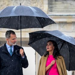 El Rey Felipe VI de España y la Reina Letizia de España caminan por la plaza Pariser Platz frente a la emblemática Puerta de Brandeburgo en el centro de Berlín. | Foto:JOHN MACDOUGALL / AFP