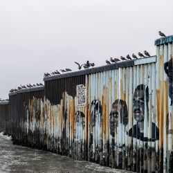 Imagen de un mural de arte del proyecto Mural Playas de Tijuana, dirigido por Lizbeth De La Cruz Santana, de 'llegadas de la infancia' -migrantes que entraron a EE.UU. cuando eran menores de edad y fueron deportados a México- pintado en la valla fronteriza entre México y EE.UU. en Playas de Tijuana, estado de Baja California, México. | Foto:Guillermo Arias / AFP