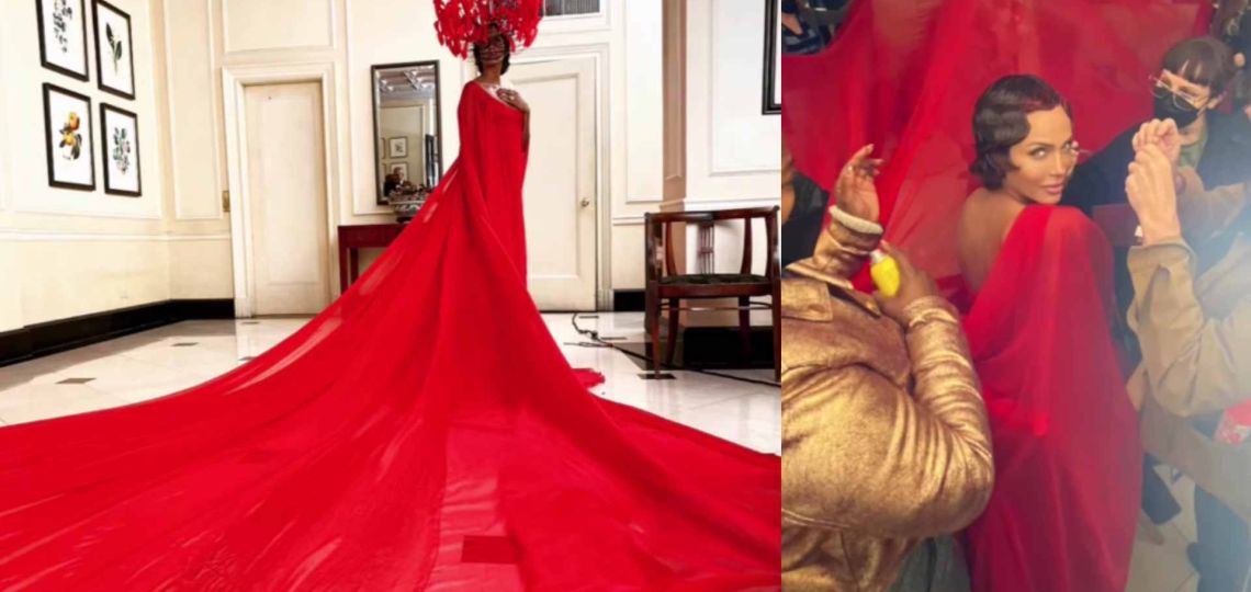 Valentino firma un look viral para 'And Just Like That': cómo es la propuesta de plumas en rojo intenso