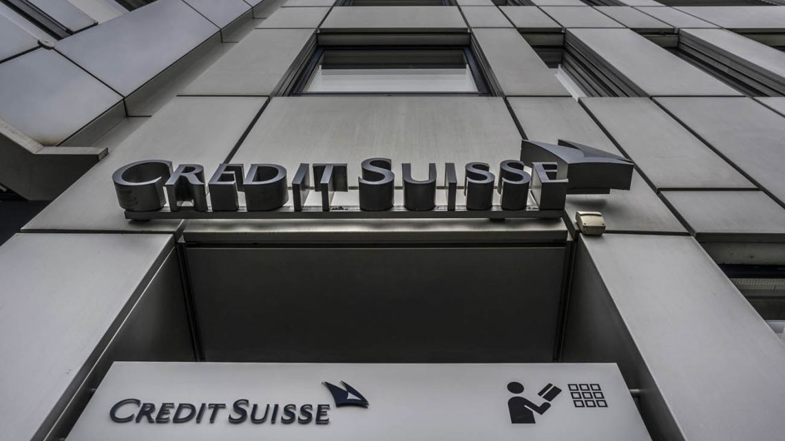 Las acciones del banco Credit Suisse se desplomaron hasta el nivel más bajo jamás registrado
