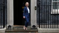 La primera ministra británica pide perdón por sus errores
