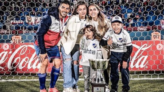 Luis Suárez junto a Sofía, Delfina, Benjamín y Lautaro.