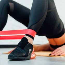 8 ejercicios para fortalecer piernas, glúteos y abdominales con bandas elásticas 