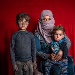 Desplazados sirios de Deir Ezzor, posan para una foto en el campamento de Sahlah al-Banat en el campo de Raqa. | Foto:DELIL SOULEIMAN / AFP
