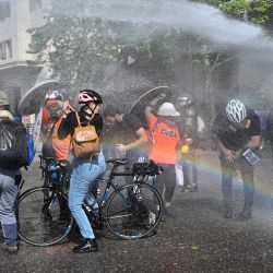 Manifestantes son rociados con cañones de agua durante los enfrentamientos con la policía antidisturbios que estallaron en una protesta en el tercer aniversario de un levantamiento social contra el aumento de los precios de los servicios públicos, en los alrededores de la plaza Baquedano en Santiago, Chile. | Foto:MARTIN BERNETTI / AFP