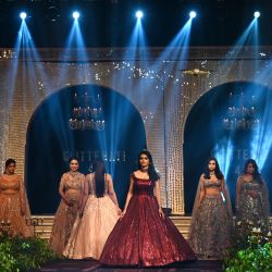 Modelos presentan creaciones de varios diseñadores del estado indio de Punjab durante un desfile de moda organizado por el ala femenina de la Federación de Cámaras de Comercio e Industria de la India (FICCI) en un centro turístico a las afueras de Amritsar. | Foto:Narinder Nanu / AFP