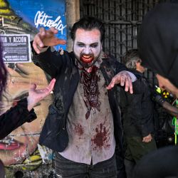 Personas disfrazados participan en el tradicional Zombie Parade celebrado antes de Halloween, en Santiago, Chile. | Foto:MARTIN BERNETTI / AFP