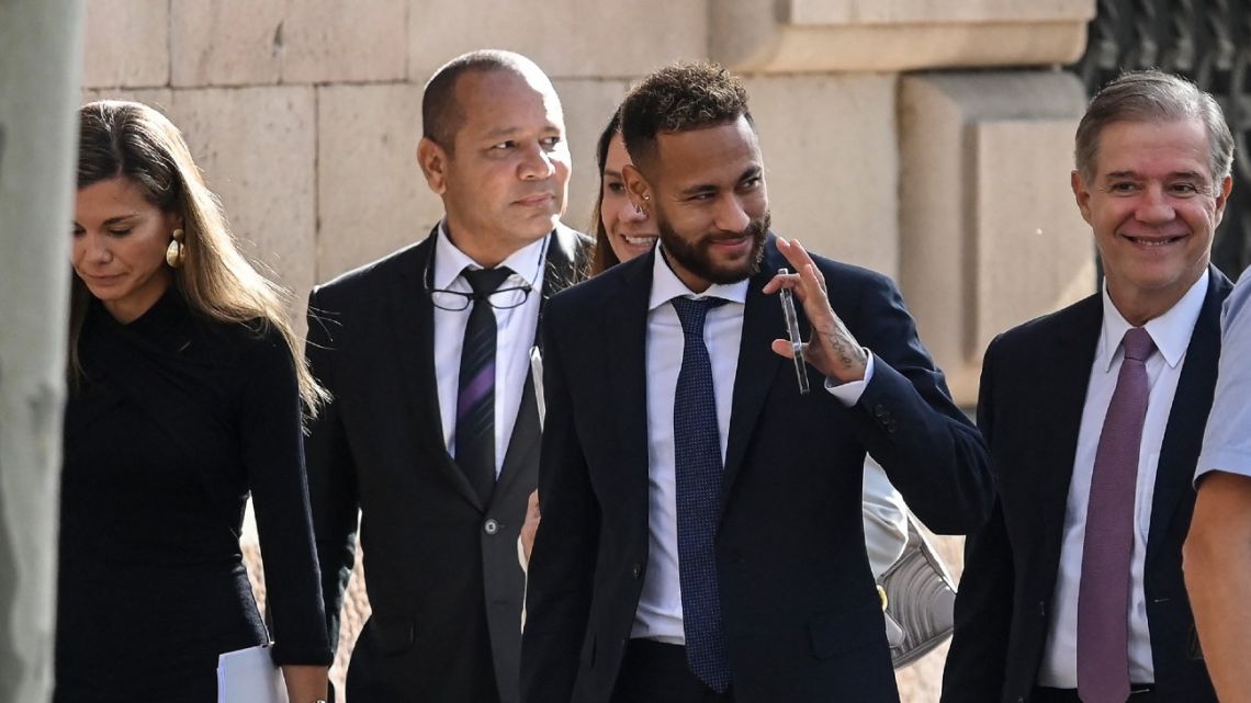 Paris Saint-Germain's Brazilian forward Neymar (centre) arrives with his father Brazilian former footballer Neymar Senior (second left) at the courthouse in Barcelona on October 18, 2022, on the second day of his trial.
