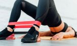 8 ejercicios sencillos para fortalecer glúteos y abdominales con bandas elásticas 