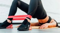 8 ejercicios sencillos para fortalecer glúteos y abdominales con bandas elásticas 