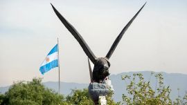 El monumento perdió su cabeza por las tormentas y el granizo.