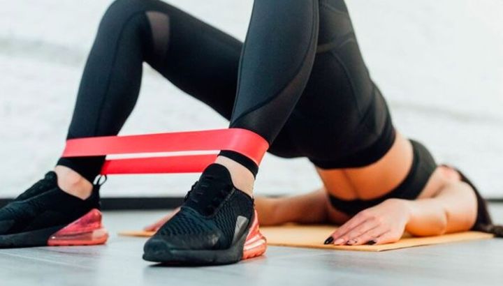 8 ejercicios sencillos para fortalecer glúteos y abdominales con bandas elásticas 