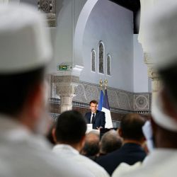 El presidente francés Emmanuel Macron pronuncia un discurso durante una visita para la exposición conmemorativa del siglo de la apertura de la Gran Mezquita de París, en París. | Foto:Ludovic Marin / POOL / AFP