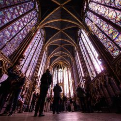Esta foto muestra las vidrieras que representan 1.113 escenas del Antiguo y del Nuevo Testamento en el interior de la Sainte-Chapelle de París. | Foto:STEFANO RELLANDINI / AFP