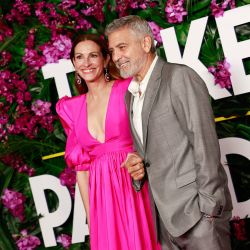 La actriz estadounidense Julia Roberts y el actor estadounidense George Clooney llegan al estreno de "Ticket to Paradise" en el Regency Village Theatre en Westwood, California. | Foto:Michael Tran / AFP