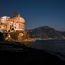 La vista general muestra la playa y la iglesia Collegiata di Santa Maria Maddalena en Atrani, en la costa de Amalfi, suroeste de Italia. | Foto:Tiziana Fabi / AFP