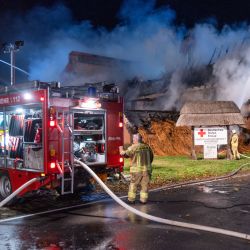 Miembros del cuerpo de bomberos trabajan en un incendio en un edificio que alberga a refugiados ucranianos en Gross Stroemkendorf, al este de Alemania. | Foto:Jens Büttner / DPA / AFP