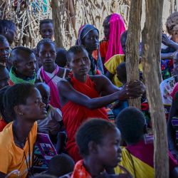 Mujeres de la comunidad pastoral turkana esperan bajo un cobertizo improvisado con sus hijos en una clínica de extensión comunitaria para la intervención contra la sequía organizada por el Fondo Internacional de las Naciones Unidas para la Educación de los Niños (UNICEF) en la aldea de Nadoto. | Foto:Tony Karumba / AFP