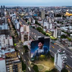 Vista aérea de un mural del fallecido astro del fútbol Diego Maradona realizado por el artista Martín Ron, en Buenos Aires. - El mural será terminado y presentado para el cumpleaños del astro del fútbol el próximo 30 de octubre. | Foto:LUIS ROBAYO / AFP